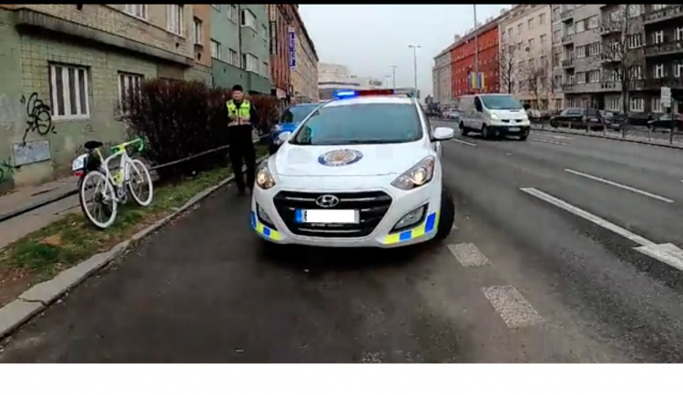 VIDEO: Cyklistu neprávem zastavili strážníci. Jejich nevhodné chování řeší i primátor