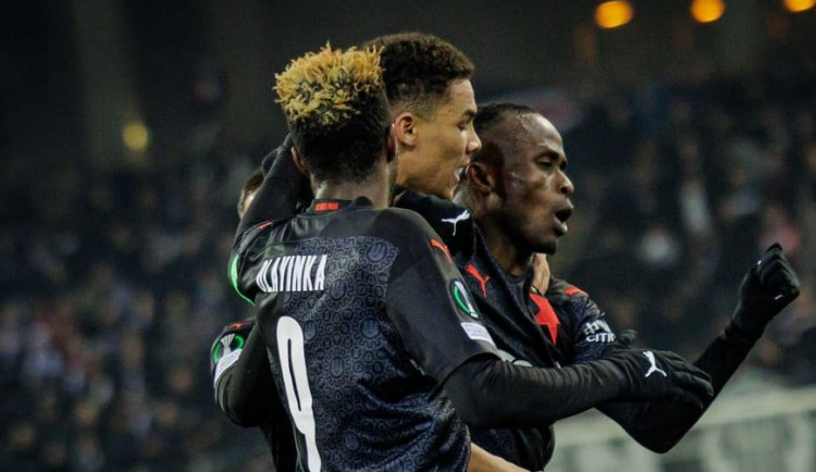 Slavia dostala tři góly za čtvrt hodiny, dohrávala v devíti a prohrála, přesto postoupila