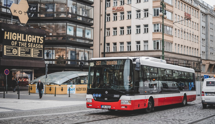 Pražské tramvaje a autobusy budou mít nového hlasatele. Občané o něm rozhodnou v anketě