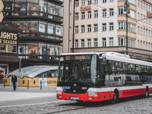 Pražské tramvaje a autobusy budou mít nového hlasatele. Občané o něm rozhodnou v anketě