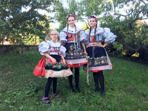 Karolínka s Downovým syndromem chodí do běžné školy, lyžuje a tancuje