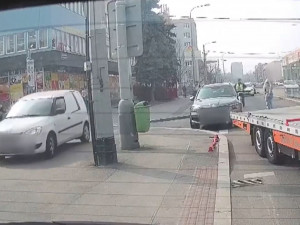 VIDEO: Muž najel na strážníka, táhl ho několik metrů, zranil ho a ujel po chodníku