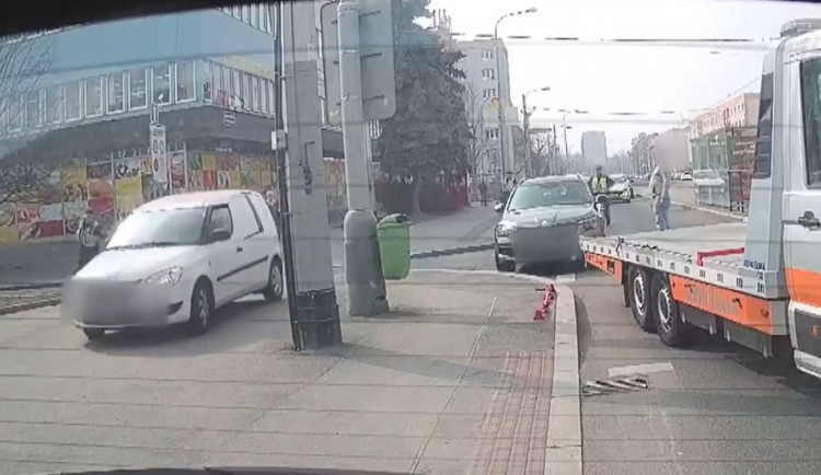 Muž se zamkl v autě, najel na strážníka, zranil ho a ujel po chodníku. Skončil v poutech