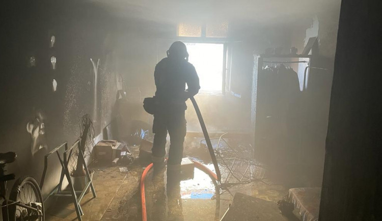 Z bytu zachránili hasiči šest lidí.