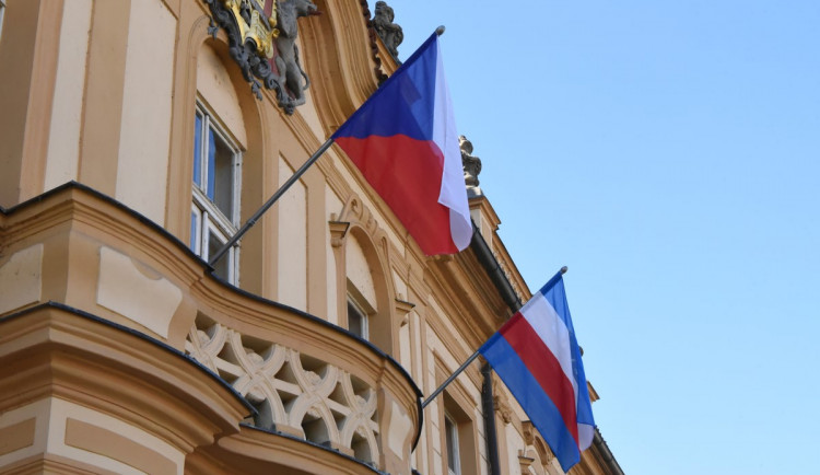 Na radnici Prahy 8 vlaje ruská vlajka, zlobí se lidé. Máme jen hodně podobnou, vysvětluje starosta