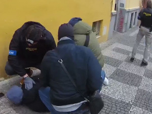 VIDEO: Policisté zadrželi dvojici, která kradla v Praze. Muž pak vyhrožoval zdravotníkům uříznutím hlav
