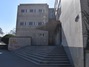 Praha 6 dál bojuje za budovu prázdné ruské školy. Získat ji chce vyvlastněním