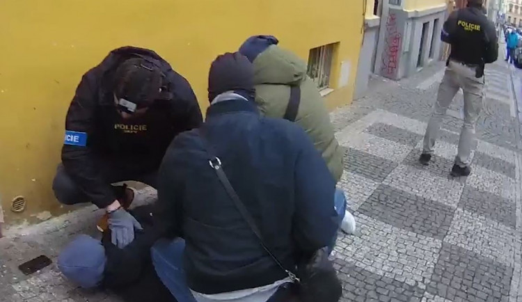 VIDEO: Policisté zadrželi dvojici, která kradla v Praze. Muž pak vyhrožoval zdravotníkům uříznutím hlav
