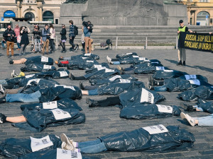 Staroměstské náměstí zaplnily desítky mrtvol. Symbolizují zabité civilisty na Ukrajině