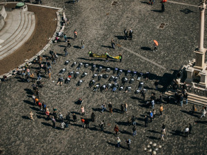 Staroměstské náměstí zaplnily desítky mrtvol. Symbolizují zabité civilisty na Ukrajině