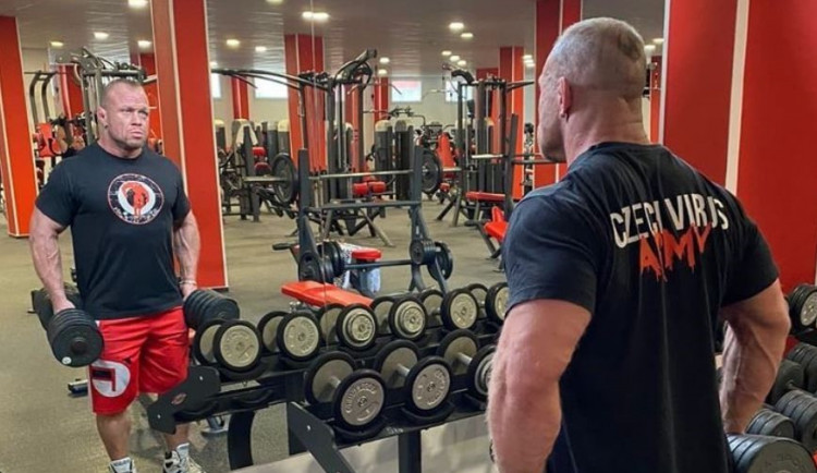 Kontroverzní zápasník Grznár touží po válce a zabíjení v Česku, vyšetřuje ho policie