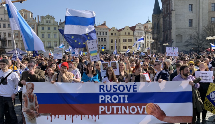 VIDEO: Tisíce Rusů demonstrovaly v centru Prahy proti Putinovi