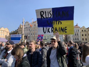 VIDEO: Tisíce Rusů demonstrují v centru Prahy proti Putinovi