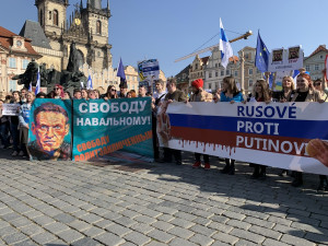 VIDEO: Tisíce Rusů demonstrují v centru Prahy proti Putinovi