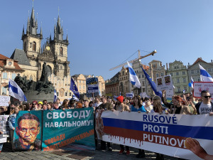 VIDEO: Tisíce Rusů demonstrují v centru Prahy proti Putinovi