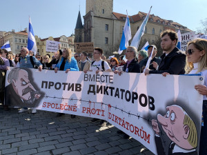 VIDEO: Tisíce Rusů demonstrují v centru Prahy proti Putinovi