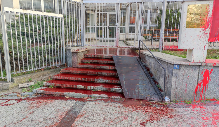 Zahájili jsme Krvavý měsíc, hlásí aktivisté, kteří polili ruské velvyslanectví umělou krví