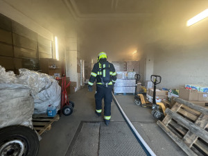 VIDEO: Hasiči dnes ráno likvidovali požár na nákladovém nádraží na Žižkově