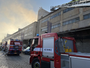 VIDEO: Hasiči dnes ráno likvidovali požár na nákladovém nádraží na Žižkově