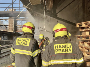VIDEO: Hasiči dnes ráno likvidovali požár na nákladovém nádraží na Žižkově