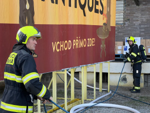 VIDEO: Hasiči dnes ráno likvidovali požár na nákladovém nádraží na Žižkově