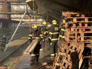 VIDEO: Hasiči dnes ráno likvidovali požár na nákladovém nádraží na Žižkově