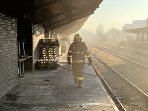 VIDEO: Hasiči dnes ráno likvidovali požár na nákladovém nádraží na Žižkově