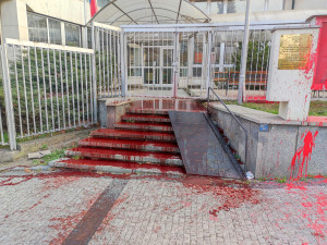 Zahájili jsme Krvavý měsíc, hlásí aktivisté, kteří polili ruské velvyslanectví umělou krví