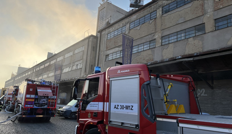 VIDEO: Hasiči dnes ráno likvidovali požár na nákladovém nádraží na Žižkově