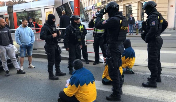 VIDEO: Aktivisté zablokovali dopravu na Vítězném náměstí, chtějí omezit teplotu v kancelářích a školách