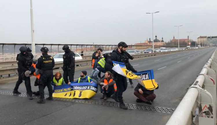 VIDEO: Aktivisté dnes blokovali dopravu na Nuseláku. Další blokádu chystají na zítřek