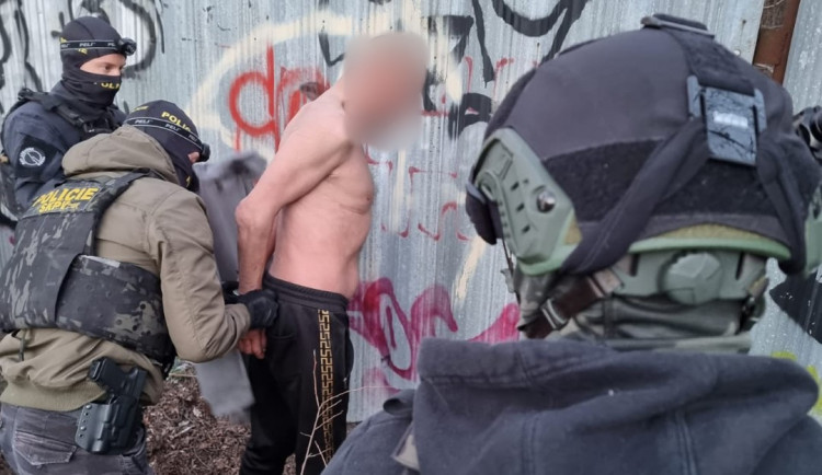 Muž se zbraní v ruce přepadl osmasedmdesátiletého seniora. Vyhrožoval mu, že ho zastřelí