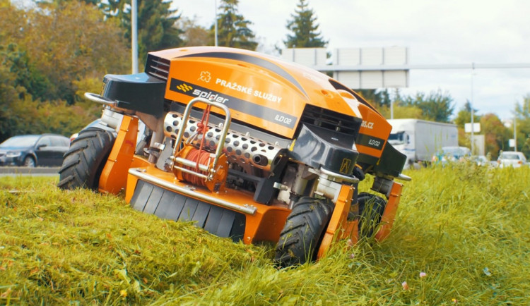 Trávu na pražských svazích seká pavouk. Sekačka Spider vydá za patnáct křovinořezů