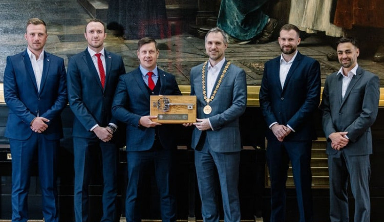 Fotbalisté Slavie převzali po derby Klíč od Prahy. Věnovali ho nemocnému Tvrdíkovi