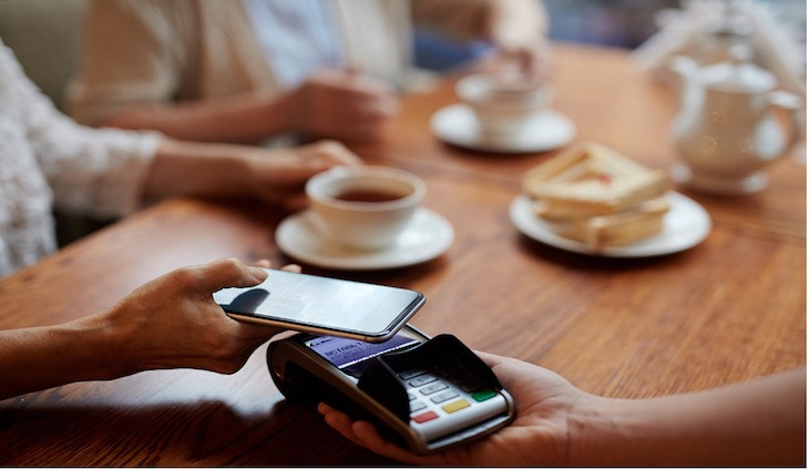 Plaťte mobilem nebo chytrými hodinkami aneb konec lovení karet