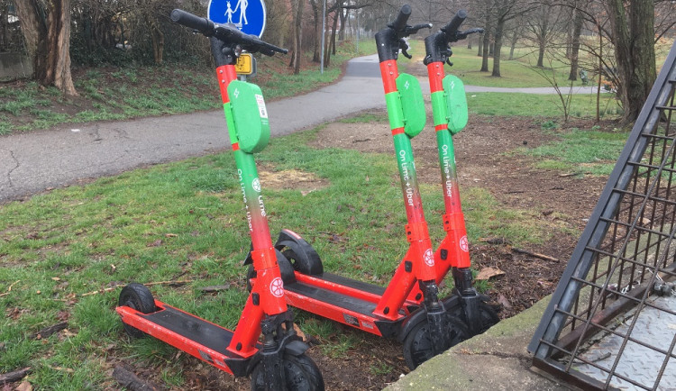 Do ulic opět vyrazily sdílené elektrokoloběžky. Město nad nimi chce mít více kontroly