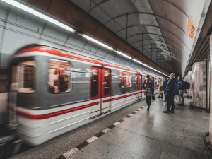 Mladý cizinec skočil pod soupravu metra. Podle policie chtěl spáchat sebevraždu