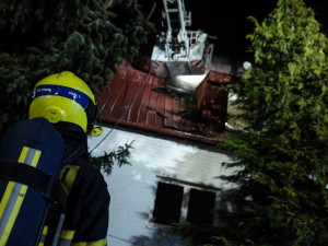 VIDEO: V Praze shořela střecha domu. Škodu za dva miliony způsobila nedbalost při rekonstrukci