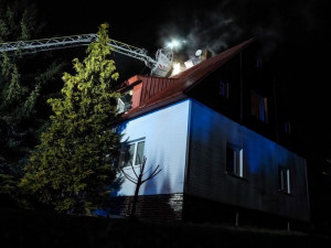 VIDEO: V Praze shořela střecha domu. Škodu za dva miliony způsobila nedbalost při rekonstrukci