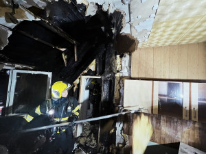 VIDEO: V Praze shořela střecha domu. Škodu za dva miliony způsobila nedbalost při rekonstrukci