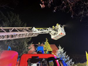 VIDEO: V Praze shořela střecha domu. Škodu za dva miliony způsobila nedbalost při rekonstrukci