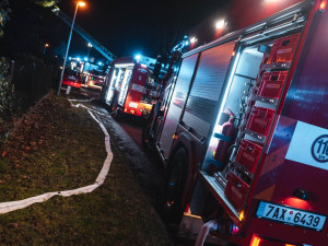 VIDEO: V Praze shořela střecha domu. Škodu za dva miliony způsobila nedbalost při rekonstrukci