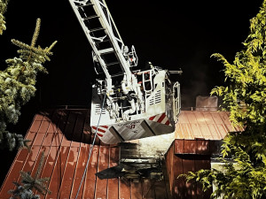VIDEO: V Praze shořela střecha domu. Škodu za dva miliony způsobila nedbalost při rekonstrukci