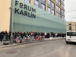 VIDEO: Stovky fanynek obléhají okolí Fora Karlín. Čekají na večerní koncert jejich oblíbence