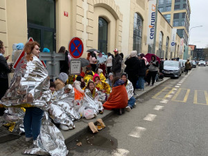 VIDEO: Stovky fanynek obléhají okolí Fora Karlín. Čekají na večerní koncert jejich oblíbence