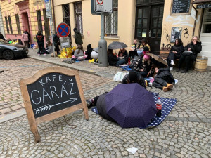 VIDEO: Stovky fanynek obléhají okolí Fora Karlín. Čekají na večerní koncert jejich oblíbence