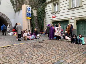 VIDEO: Stovky fanynek obléhají okolí Fora Karlín. Čekají na večerní koncert jejich oblíbence