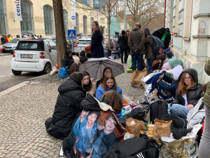VIDEO: Stovky fanynek obléhají okolí Fora Karlín. Čekají na večerní koncert jejich oblíbence