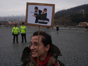 U Pražského hradu se sešlo pet set demonstrantů. Vyzvali prezidenta Zemana k abdikaci