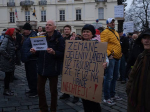 U Pražského hradu se sešlo pet set demonstrantů. Vyzvali prezidenta Zemana k abdikaci